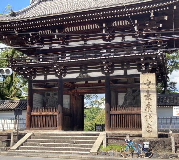 図6）広隆寺_門